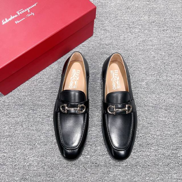 调工厂p价 男装男鞋 运动原单菲拉格慕Ferragamo男士精品皮鞋，这款牛皮乐福鞋以时尚风格诠释经典鞋款，鞋型优雅，细节华丽，彰显端庄考究风范，适合伴您出席鸡