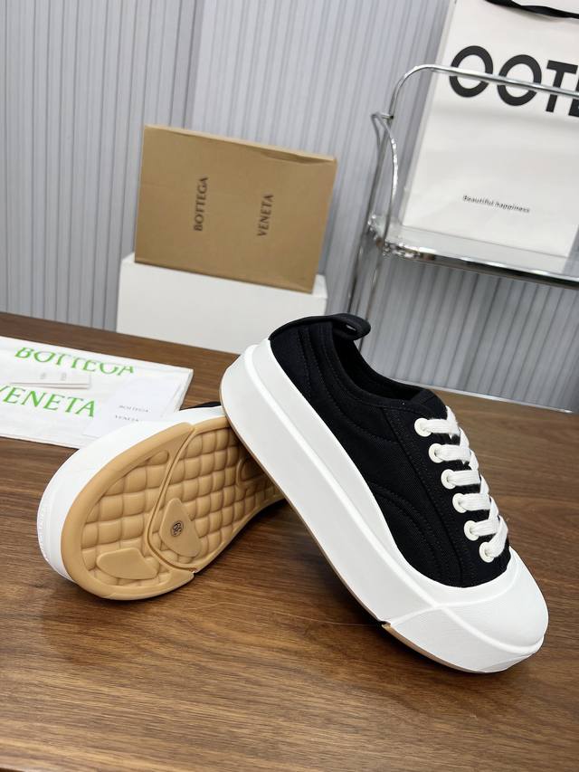 实价 Bottega Veneta 葆蝶家纺布休闲鞋 上脚真的太好看了 简约又百搭，厚厚的鞋头很突造型 搭配各种裤型都能别适合春．秋季穿搭 材质完全对版 鞋面内