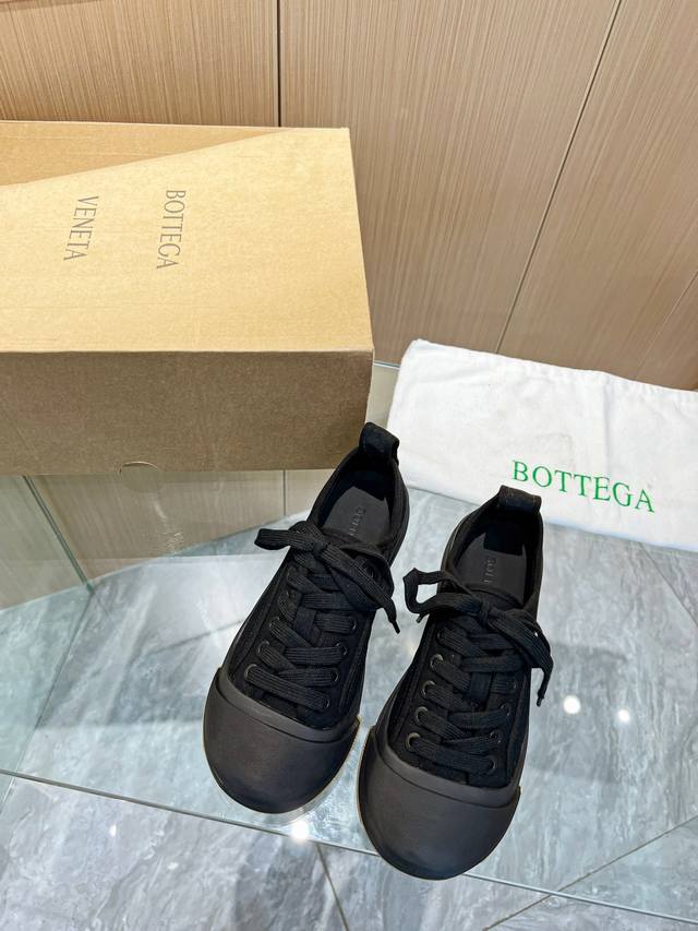 实价 Bottega Veneta 葆蝶家纺布休闲鞋 上脚真的太好看了 简约又百搭，厚厚的鞋头很突造型 搭配各种裤型都能别适合春季穿搭 还有经典的Bv绿配色 材