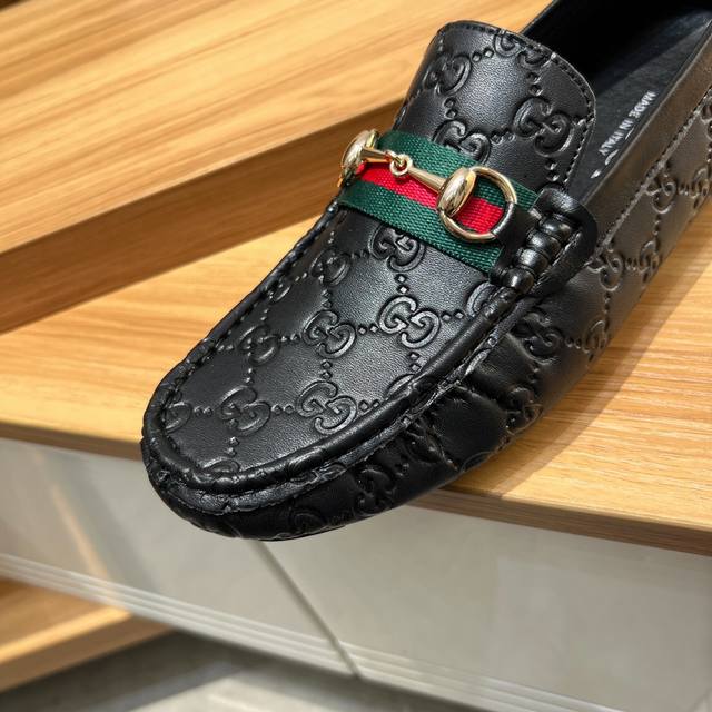 品牌Gucci，古奇官方旗舰店高端豆豆套脚鞋～四季潮鞋 专柜品质，古奇1:1高端品质，鞋面:进口牛皮、全真透气羊里 拒绝掉色 时尚懒人商务风设计，休闲乐福款，跑