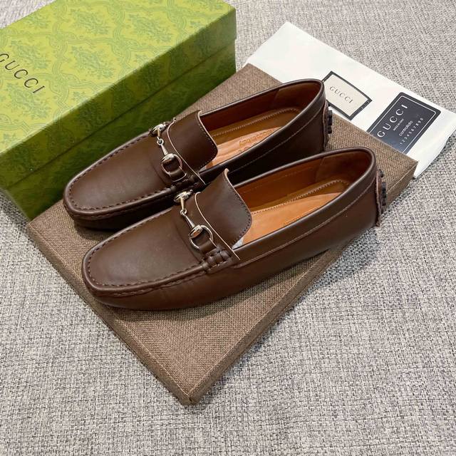 古驰 Gucci ，1921年创立于佛罗伦萨，是全球奢侈品品牌之一，其独特的创意和革新风靡全球，古驰 永恒而经典，一直以来深受明星们的青睐，并成为世界上流社会人