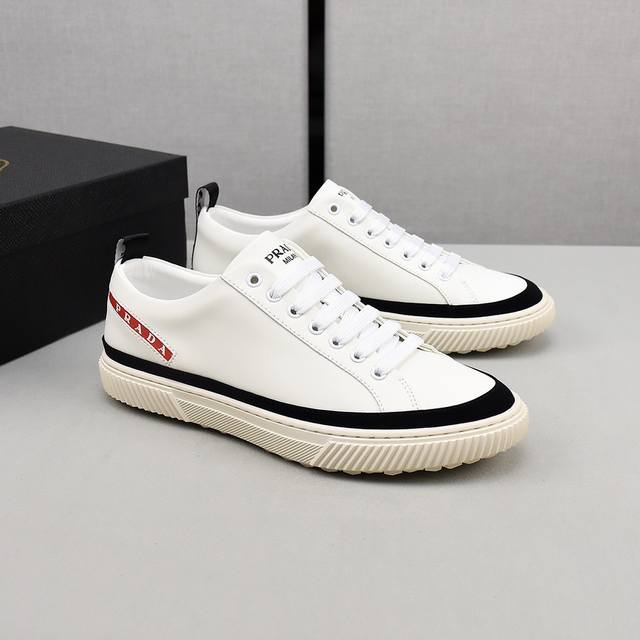 普拉达 prada 。引爆全场！不断创新的国际品牌 此款男士休闲鞋，原版版本，专柜一比一牛皮材质，皮垫脚橡胶防滑大底，透气舒适以质量说话38-44