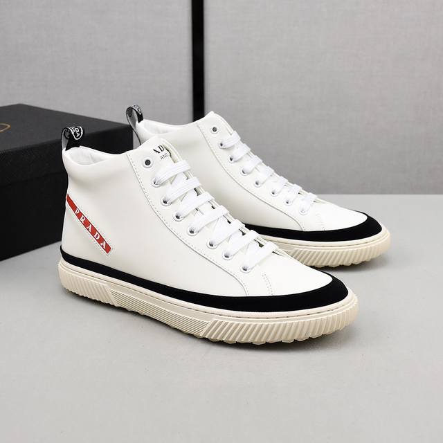 prada 普拉达 高帮运动休闲鞋。 。鞋面采用牛皮，羊皮内里，橡胶大底，脚感舒适，男码38-44，按平时穿着码数选择。
