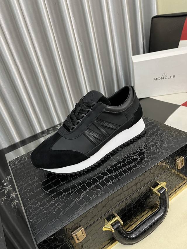 出厂价pp： Moncler 蒙口、官网同款 高品质男鞋 材料：定制小牛皮 真皮透气内里真皮鞋垫 原版开模防滑大底款式类型：男士休闲运动鞋 系带款男鞋系列 欧美