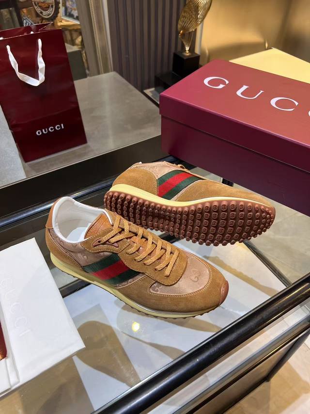 顶级版本 男款 Gucci古驰 最新 走秀款 Re-Motion系列 厚底 休闲 运动鞋 原版购入开发 做货 这款运动鞋设有可拆卸可调节踝部绑带，为2025春夏