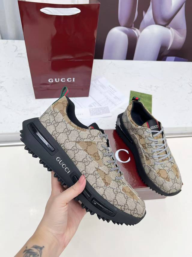 顶级版本 Gucci新款男士休闲鞋，经典的老花配色潮人搭配神器，科技感大底搭配白色Logo点缀未来感十足，流畅的线条休闲感满满，质感与舒适并存，39-44