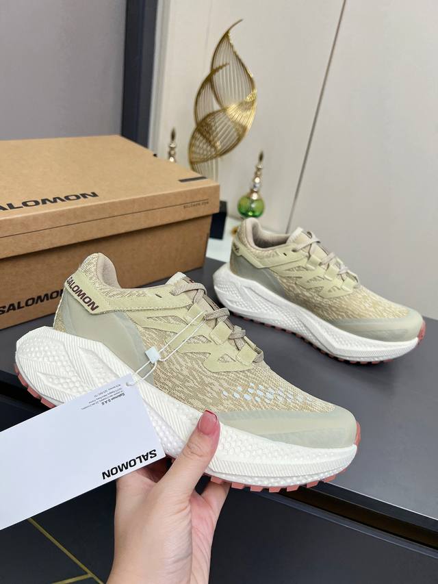 实价 Salomon 萨洛蒙 Odyssey Elmt Low情侣款运动鞋 1947年在阿尔卑斯山脚诞生的Salomon，原本是造滑雪板的，后来把雪场科技融进鞋