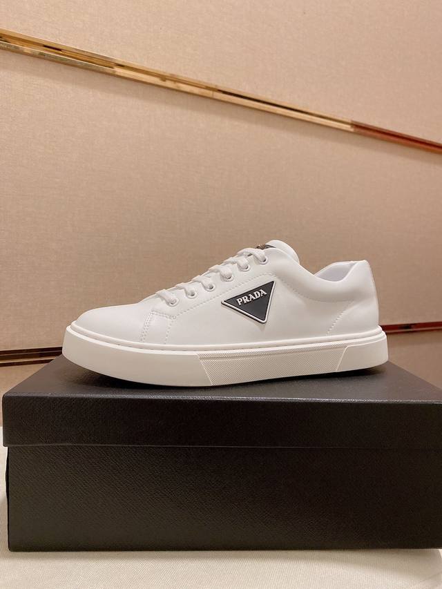 工厂p价 prada～普拉达 潮流新款上市 官网同款 专柜品质 原版搭配 精选头层小牛皮面料。舒适透气羊皮内里 做工精细 用料上层 100%纯牛皮打造 原版楦型