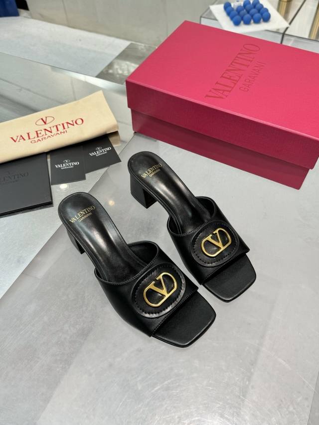 工厂p 华伦25Ss新品拖鞋，V扣又一完美的设计，抛弃了一贯铆钉元素、化繁为简、更加精致耐看上脚尽显优雅气质♀♀♀♀♀ 鞋面：进口牛皮 内里：羊皮 大底：意大利
