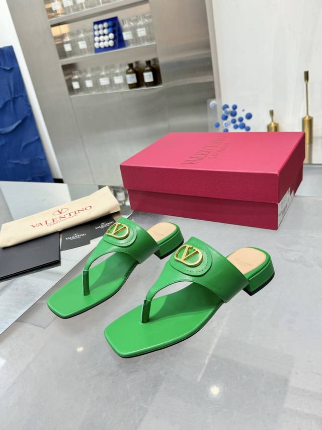 工厂p 华伦25Ss新品拖鞋，V扣又一完美的设计，抛弃了一贯铆钉元素、化繁为简、更加精致耐看上脚尽显优雅气质♀♀♀♀♀ 鞋面：进口牛皮 内里：羊皮 大底：意大利