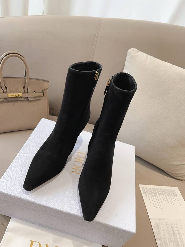 dior 秋冬新款系列 新款上架 Ins超火 欧美街拍中出镜率超高 女神利器系列 极致完美线条 彰显女人味 采用进口磨砂皮精心制成 大底饰有品牌Logo 金属星
