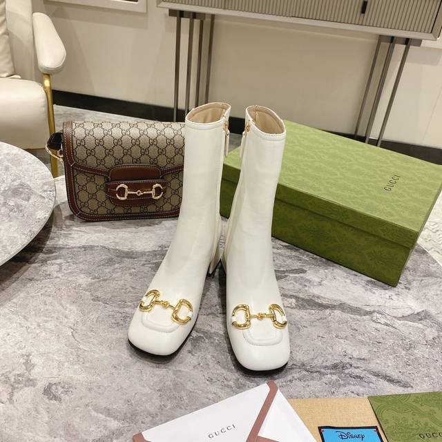 G*Cci 马衔扣方头中跟短靴。这款踝靴采用羊皮鞋面制作，饰以品牌经典的马衔扣符号元素，立体方跟和方形鞋头令整款设计更添精致感。 材质：鞋面进口小牛皮 羊皮内里