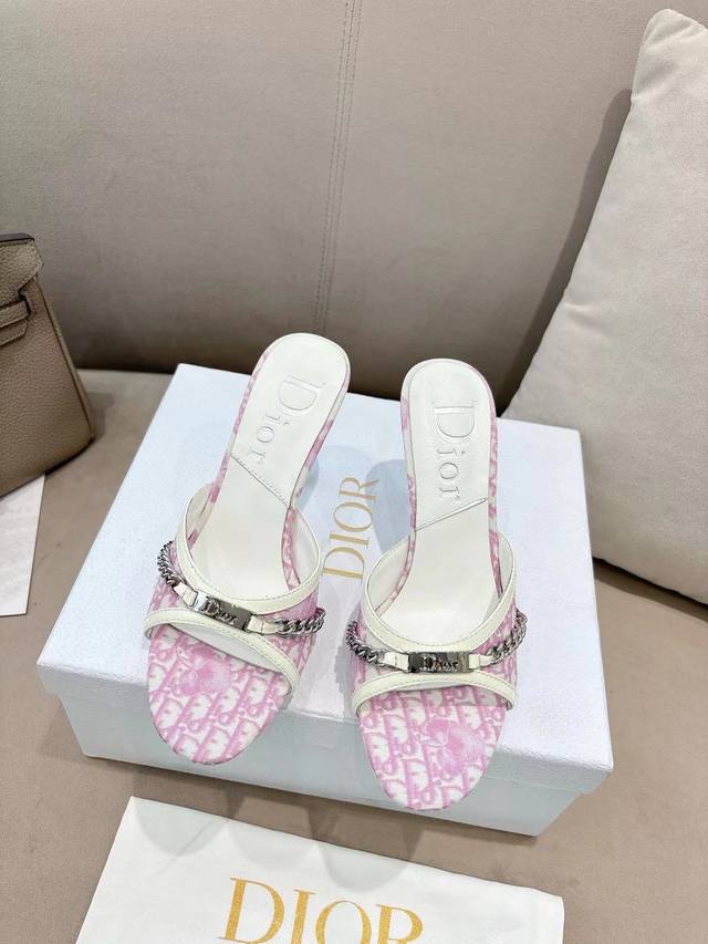 Dior*迪奥2025Ss夏季新款中古链条高跟拖鞋公主范十足，颜色非常抬肤色，迷人的复古美感 夏季必备单品，无论是上班还是平时穿着，绝对是满满的清新感 鞋面：原