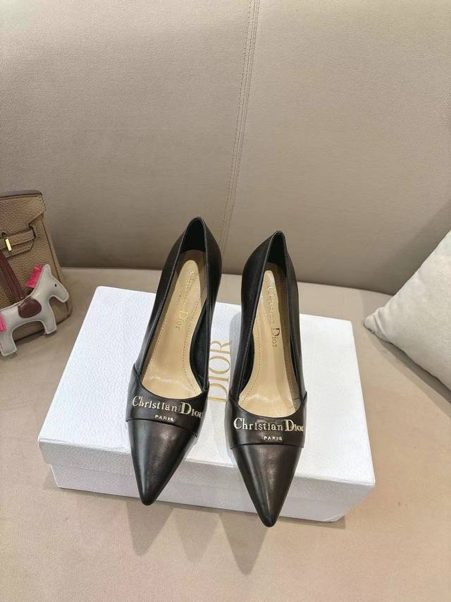 dior2025 春夏新品钢印字母Logo单鞋 凉鞋系列 单鞋 高跟鞋 顶级版本 延续D家永恒经典！这款鞋低调不失华丽 性感又不显张扬 鞋型是大家都爱的秀气款