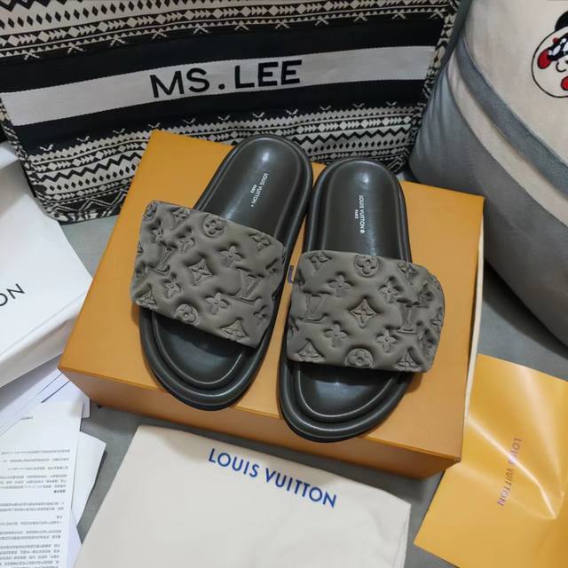 出厂价pp： 早春新品上市 Louis Vuitton 路易威登 爆款情侣压花拖鞋超级百搭瘦腿神器厚底设计活力十足，上脚舒适优雅 面料：弹力布／压花 内里：水染