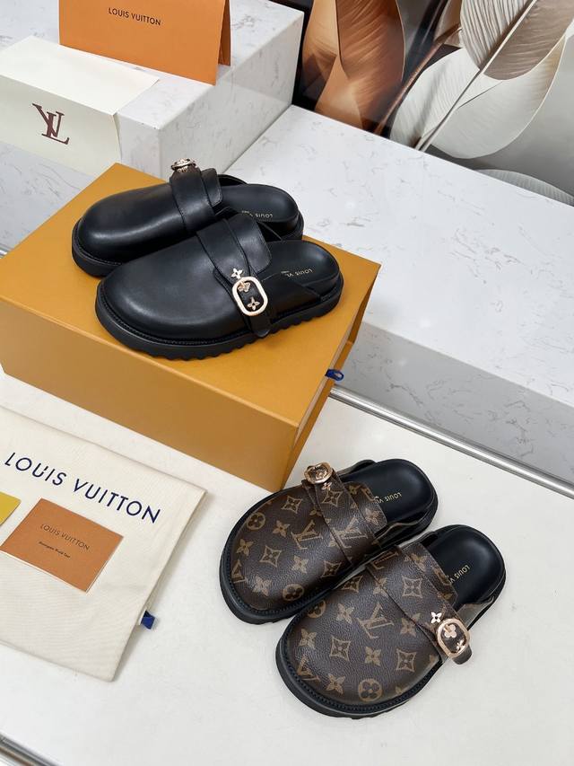 lv新款包头半拖拖 Winterbreak Comfert 平底拖鞋Lv 字母和Monogram 花卉点缀图案的皮面，搭配羊皮内里，室内外穿着皆宜。水台高密度发