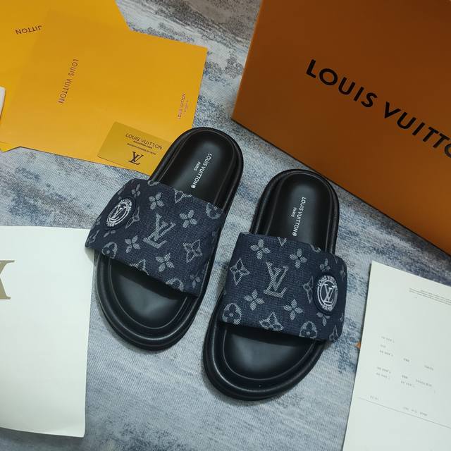 出厂价pp： 早春新品上市 Louis Vuitton 路易威登 爆款情侣压花拖鞋超级百搭瘦腿神器厚底设计活力十足，上脚舒适优雅 面料：牛仔布／卬花 内里：水染