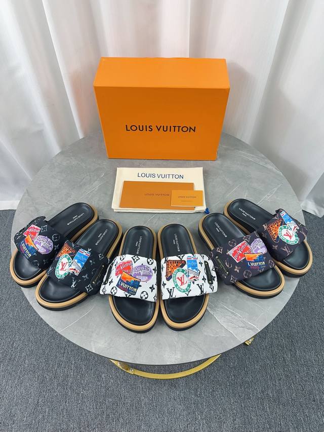 lv驴牌L家 爆款 浮雕Logo 压花 凉拖鞋 本款 pool pillow Comfort 平底凉拖取材科技织物，以高频压印技术重绎 Monogram 图案。