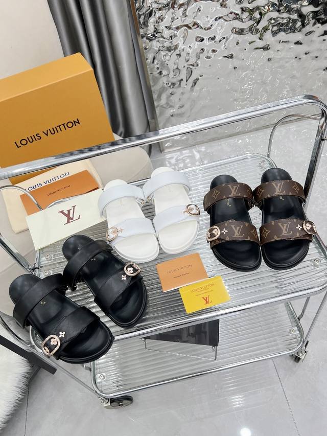 louis Vuitton路易威登新款拖鞋火爆上市，1:1高级定制，秒杀一切仿品，原版开模Logo冲孔装饰，既时尚又美观，面料:小牛皮，内里羊皮，精美原版鞋楦，
