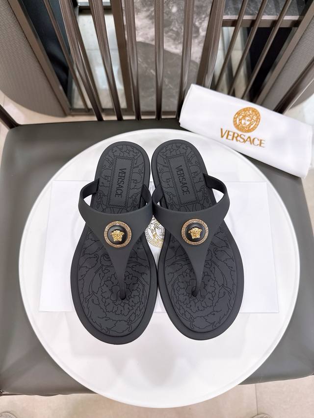 Size:36-42 单码单模 独家Versace范思哲 夏季经典人字拖，专柜色，都是超级显白 材质：原版Tpu材质，不是pvc 五金：原版开模具磨漆工艺 和原