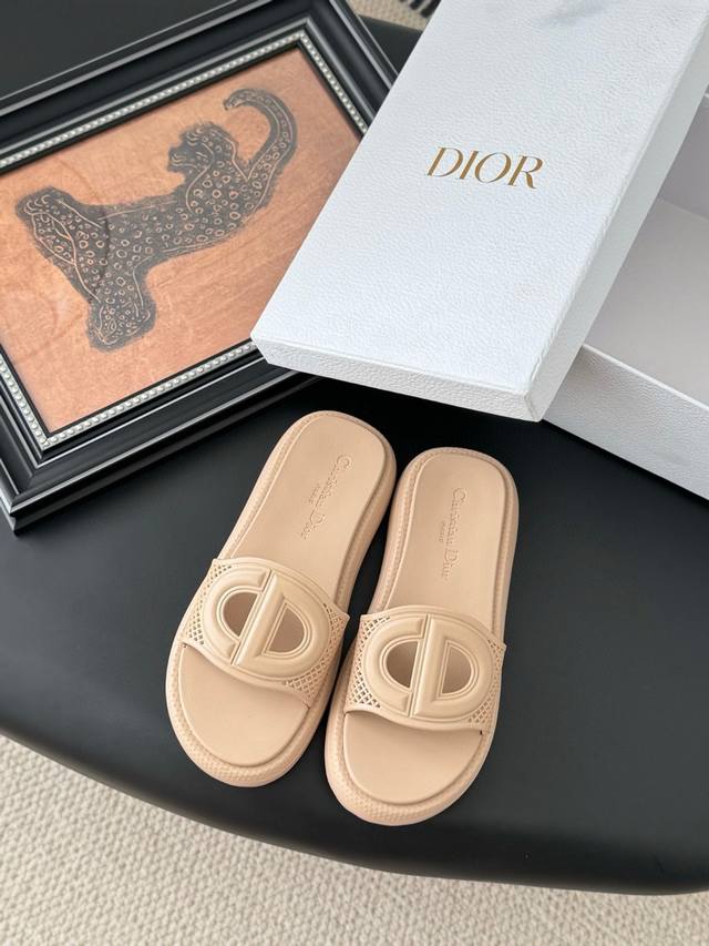 Size:36-41 单码单模+鞋带内里有码数和原版一致 Dior最新2025春季最新款厚底宽版拖鞋 1. 购入原版，鞋子鞋底鞋带模具1:1开模最好制作，重金单
