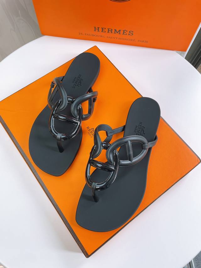 Size:36-41 颜色：黑色 海沫绿 蓝色 绿色 杏色 大红 酒红 专柜 新款猪鼻子人字拖，11月底购入原版，历时1个月开模，保证和原版版型细节一致。 夏季