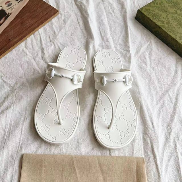 Size:35-41 新增35 一码一模具 Tpu版本 和原版一致有光泽 G爆款 沙滩人字拖金属扣果冻鞋 原版开模经典 鞋面：原版开模橡胶注塑一体成型 大底：双