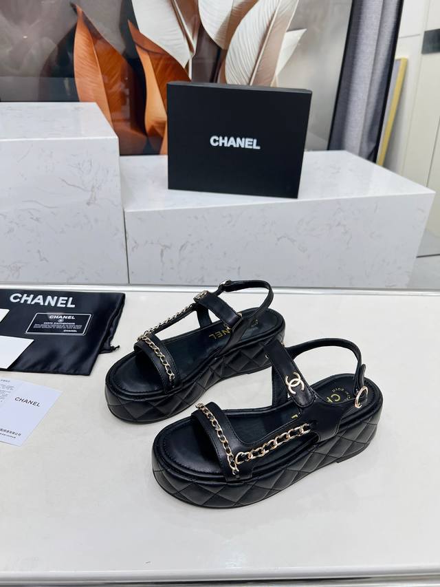 顶级版本 Chanel香奈儿 2025春款 专柜顶级链条凉鞋 这款经典设计；不平凡的爱拥入了多种配色元素 多元化混搭非常好看百搭，上脚非常轻巧 舒适超级秀气优雅