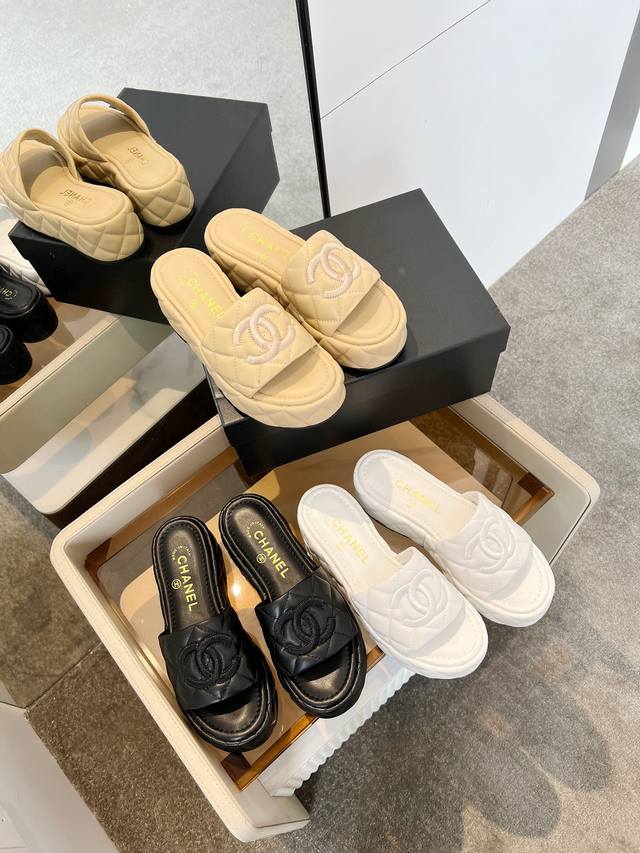 chanel｜小香5 春夏新品度假懒人拖。全新设计 简约百搭上脚超级美的的小拖 怎么看怎么好看 面料：羊皮 内里：羊皮 颜色：白色，杏色，黑色。 水台高约5Cm