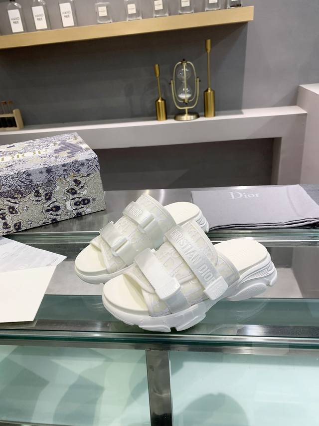 Dior 迪奥 Shoes 拖鞋厚底一个女p孩的身份证明六 个 字 母[帮派女p孩专属]别样初夏，内心裹藏蓄势待发的自由跳脱居家舒适圈，街拍变得不知所错快查收这