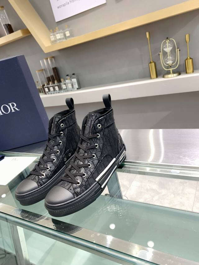 Dior 迪奥 顶级版本情侣款 鞋面：采用独家定制原版磨砂珍珠闪pvc半透明胶片拼接迪奥品牌专用Logo面料十电绣Logo 大底：独家私模与原版一致Tpu橡胶组