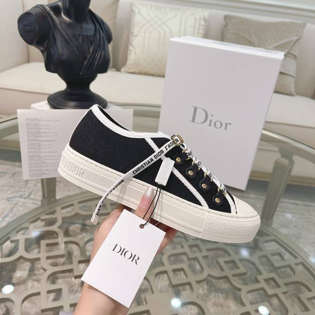 女 元 Dior 迪奥 春夏新款 帆布花园鞋，原版复制，专柜包装，最高版本！ 面料：纯棉帆布 垫脚：牛皮 内里：牛皮 大底：原版五角星大底 颜色：黑色 码数：女