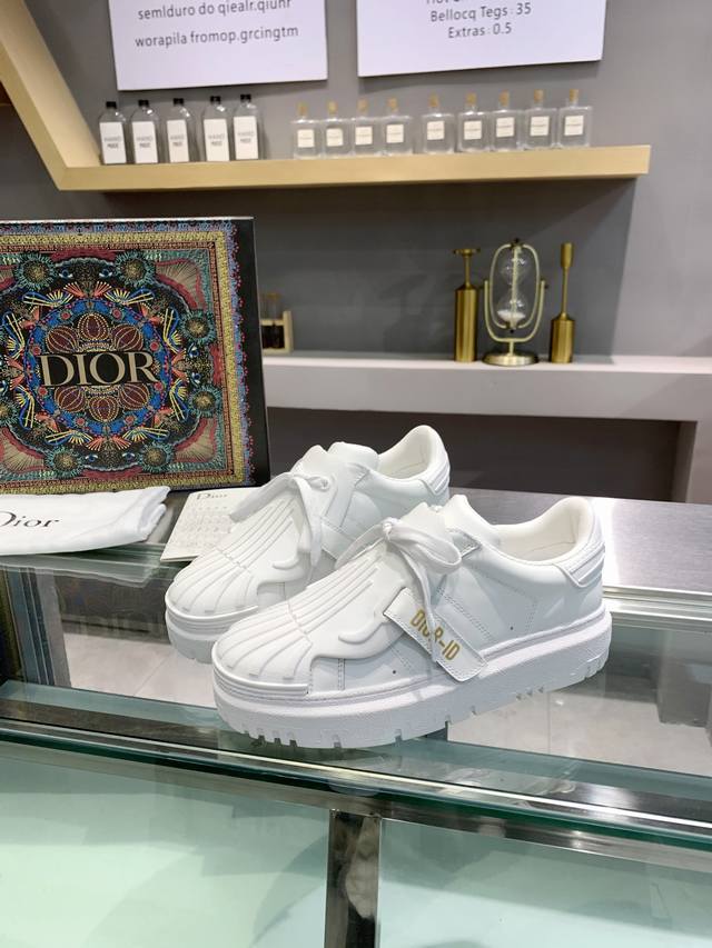 女 男 Dior 迪奥 火爆开启，震撼上市， 秋冬走秀款，经典休闲运动鞋无数网红明星Show，卖疯的节奏，新品的材质工艺以及设计元素更加丰富，美不胜收的版面专柜