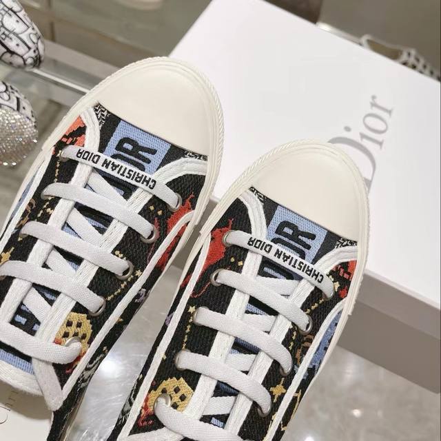 Dior迪奥 Walk'n系列 老花 刺绣 厚底帆布鞋 休闲运动鞋 原版购入开发 这款 Walk'n'dior 厚底运动鞋是一款时尚单品，提升该系列的格调。Ob
