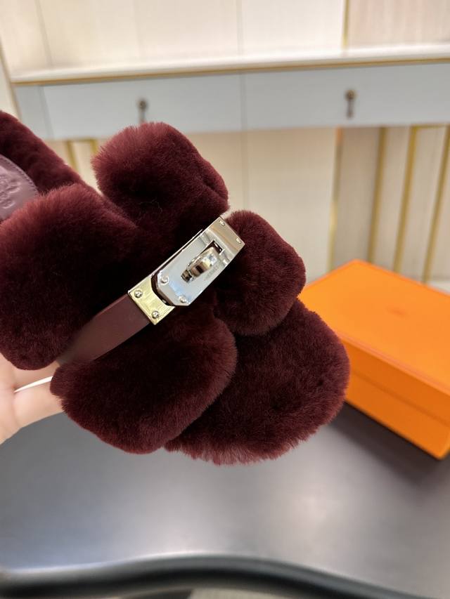 Hermes Fw25 New Arrival～ 爱玛仕秋冬新品H毛拖 皮毛一体拼接羊皮，搭配经典镀钯Kelly扣 设计简约流畅～打造时尚柔美造型！超级美～ 皮