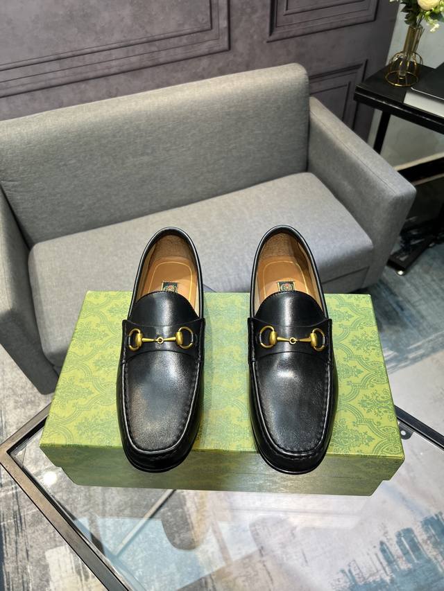 古奇Cucci 顶级原单官网同步新品，鞋面采用意大利进口小牛皮，质感超强，内里顶级进口水染小牛里，原版进口真皮大底，进出专柜无压力，欢迎对比！真皮大底娇贵，试穿