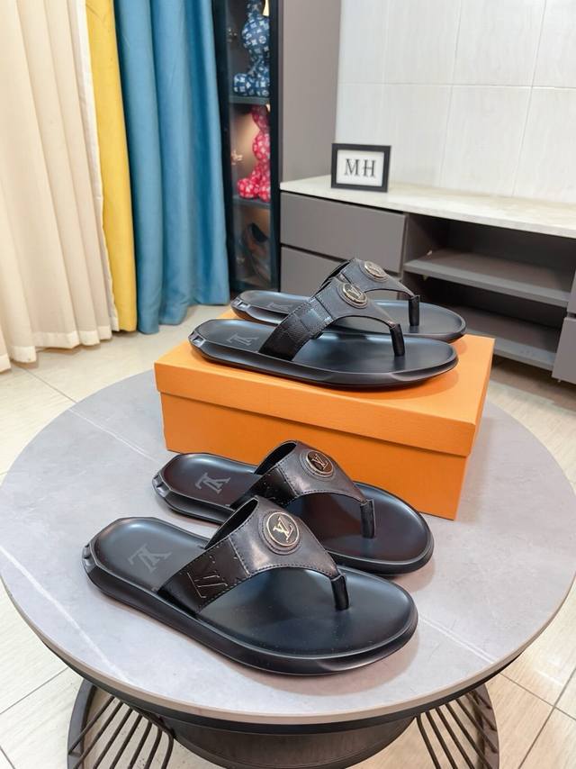 出厂价p Lv-路易威登 新品男士凉拖鞋，高端精品，鞋面精致压花Logo装饰，精细做工，鞋底超软，休闲宽松舒适型，夏季必入哦！ Size：38-44