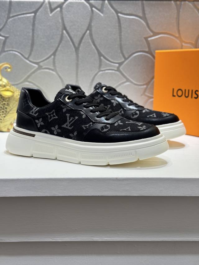 loui* Vuitto* 顶级原单 路易威登 潮流时尚不失低调男士休闲鞋，鞋面Lv牛皮拼接牛仔布，舒适透气，羊皮内里，原版橡胶大底，二色可选~型男必备。 Si