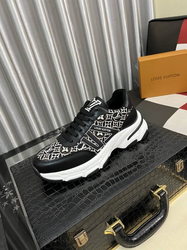 出厂价pp： Lv 路易威登。最新潮鞋休闲鞋实体店爆款38-44码。 新品春夏季舒适进口定制原版牛皮，独特提花面料元素设计。搭配羊皮内里，Lv原版底， 高端包装