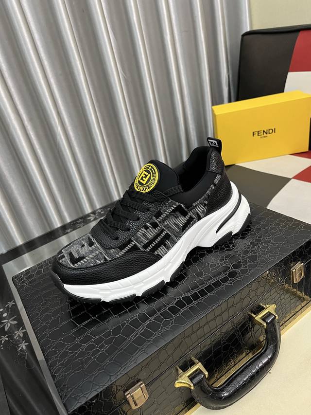 出厂价pp： Fendi 芬迪经典舒适男士，这款复杂的运动鞋是由柔软的小牛皮真皮内里原版超轻橡胶材质粗纹大底 这种独特的轻薄风格适合这个季节的随意而精致的感性，