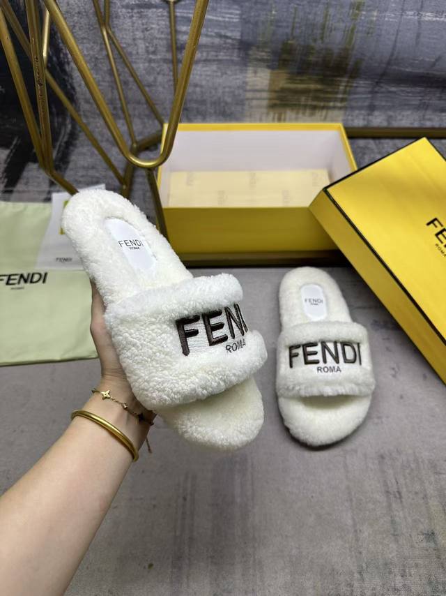 fendi最新爆款宽带平底拖鞋，羊羔毛面料Fendi丝线刺绣，垫脚全包羊羔毛，35-45码