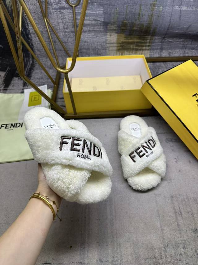 fendi最新爆款宽带交叉平底拖鞋，羊羔毛面料Fendi丝线刺绣，垫脚全包羊羔毛，35-45码。
