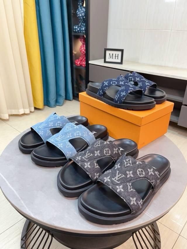 出厂价p Lv 多色新款男士拖鞋 ，原单品质顶级版 ，原版专用印花牛仔布内里侧羊皮，防滑组合底，步履更稳，更舒适轻便，高档大方，码数:38~44
