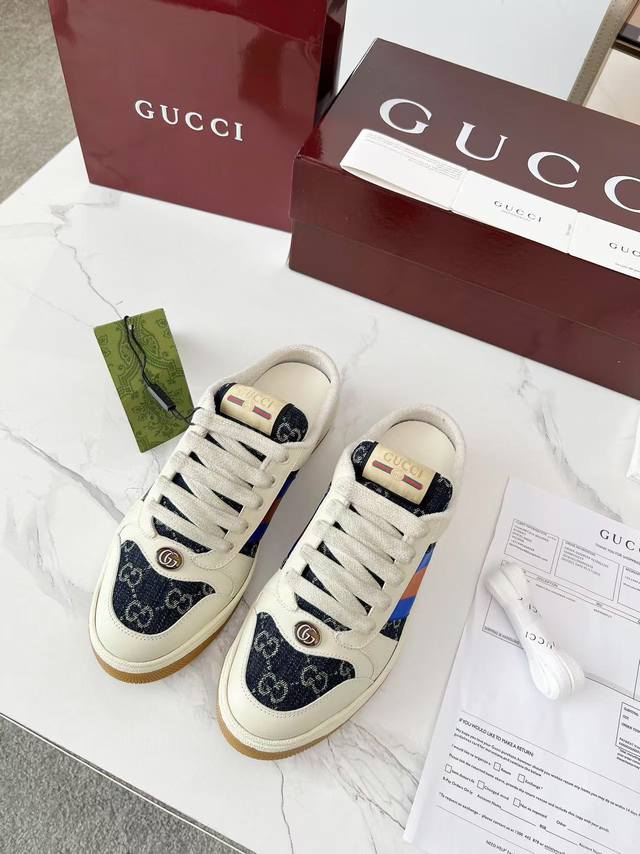 Gucci 新款穆勒拖 经典复古的延续 颜值超高 巨巨巨百搭！毛巾布内里脚感软糯舒适，侧面饰红绿条纹带，巧妙点缀复古Gucci标识，半拖穿脱很方便，将夏日慵懒随