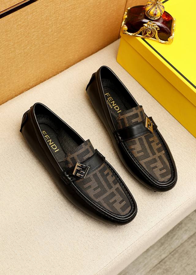商品商标：Fendi 芬迪 豆豆鞋 正码码数: 38-44 45.46.47订制 商品材料：精选 进口头层小牛皮鞋面+奢华五金扣，进口猪内里。强烈立体视觉效果，