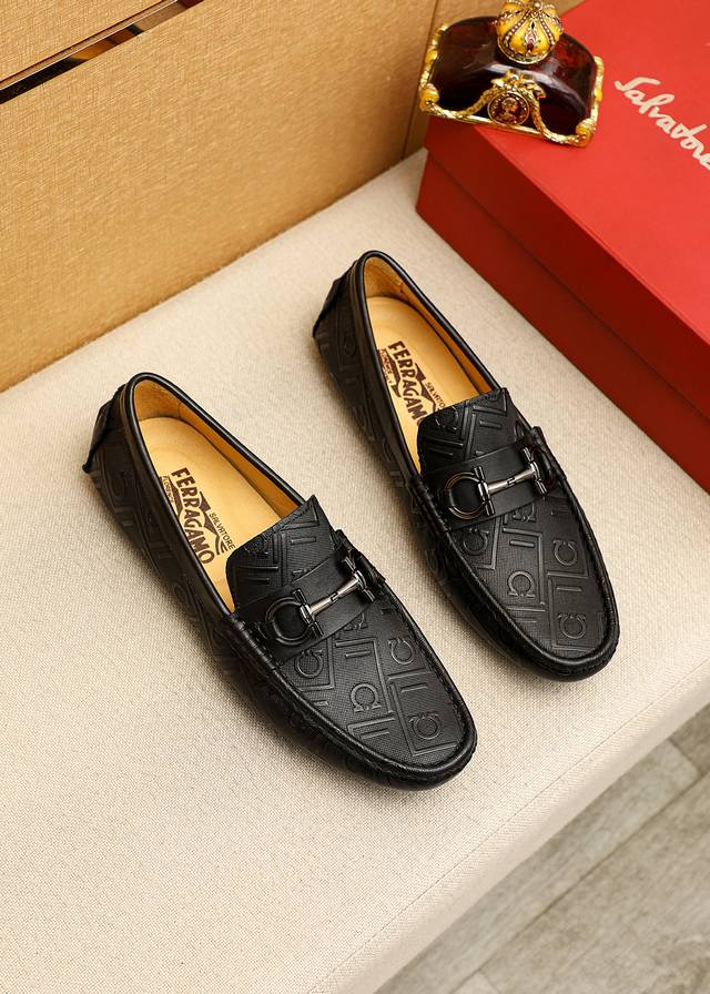 商品商标：Ferragamo 菲拉格慕 豆豆鞋 正码码数: 38-44 45.46.47订制 商品材料：精选 进口小牛皮压花鞋面+经典五金扣，进口猪皮内里。强烈