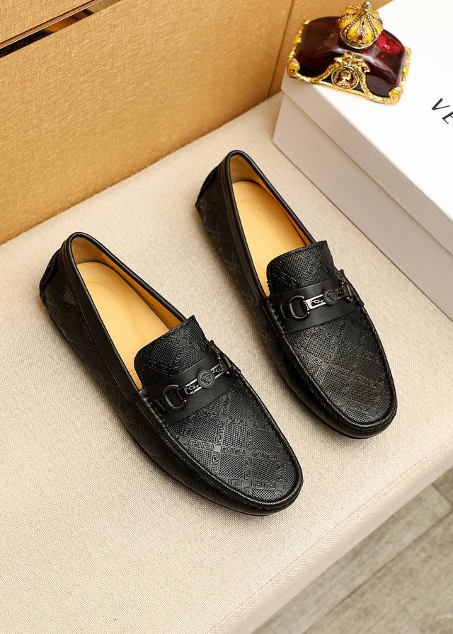 商品商标：Versace 范思哲 豆豆鞋 正码码数: 38-44 45.46.47订制 商品材料：精选 进口小牛皮压花鞋面+奢华五金扣，进口水染猪皮内里。强烈立