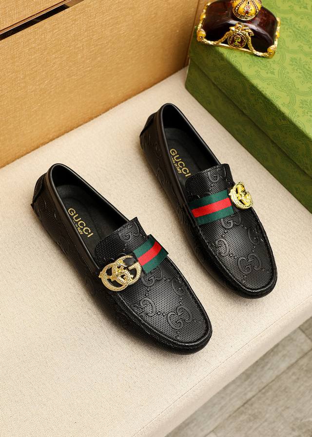 商品商标：Gucci 古驰 豆豆鞋 正码码数: 38-44 45.46.47订制 商品材料：精选 进口头层小牛皮压花鞋面+奢华五金扣，进口猪皮内里。强烈立体视觉