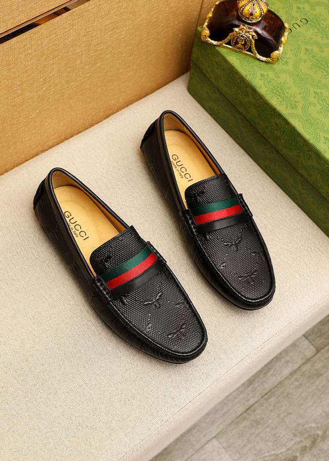 商品商标：Gucci 古驰 豆豆鞋 正码码数: 38-44 45.46.47订制 商品材料：精选 进口头层小牛皮压花鞋面，进口猪皮内里。强烈立体视觉效果，原版大