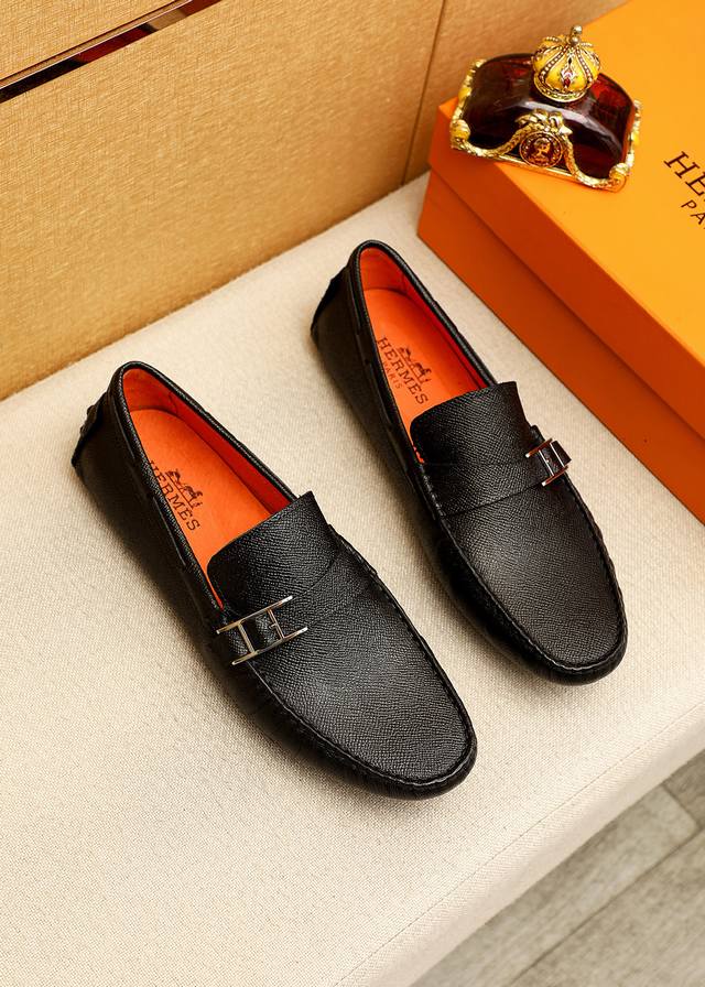 商品商标：Hermes 爱马仕 豆豆鞋 正码码数: 38-44 45.46.47订制 商品材料：精选 进口头层十字纹牛皮鞋面+奢华五金扣，进口猪皮内里。强烈立体